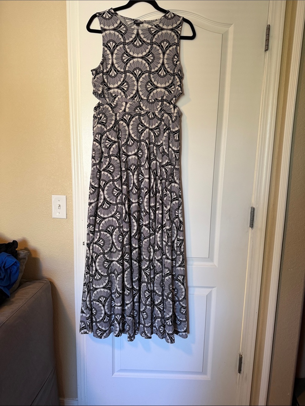 Torrid, side cut out Sleeveless Black & White Patterned Maxi Dress size 00